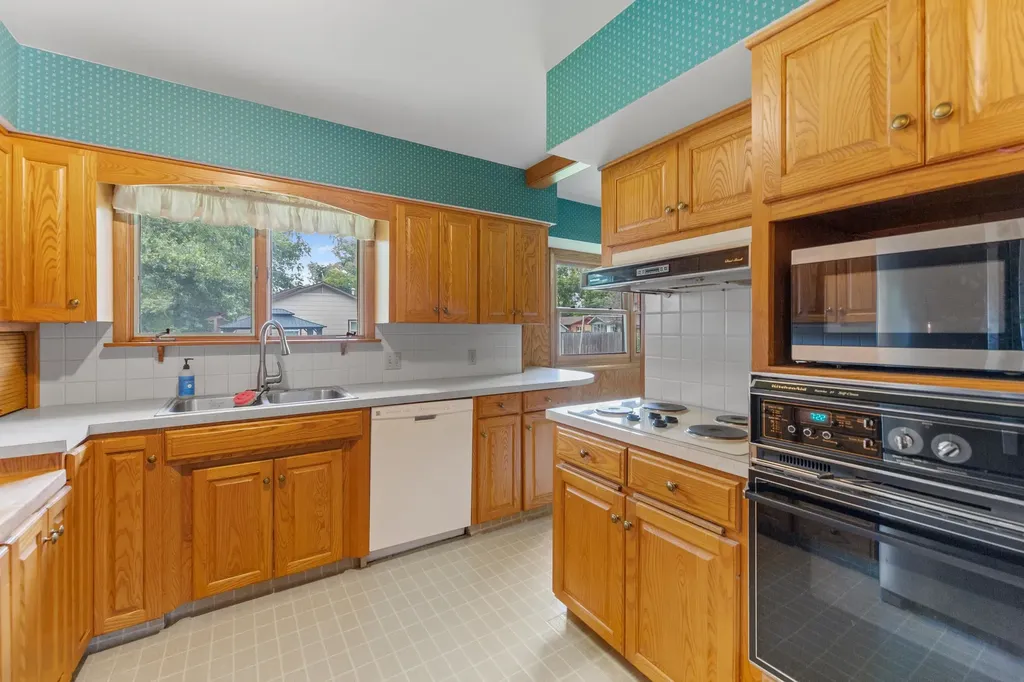 910 W 4th Street Halstead KS 67056-2021