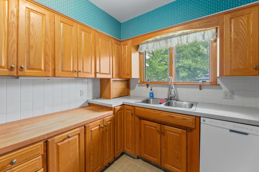 910 W 4th Street Halstead KS 67056-2021