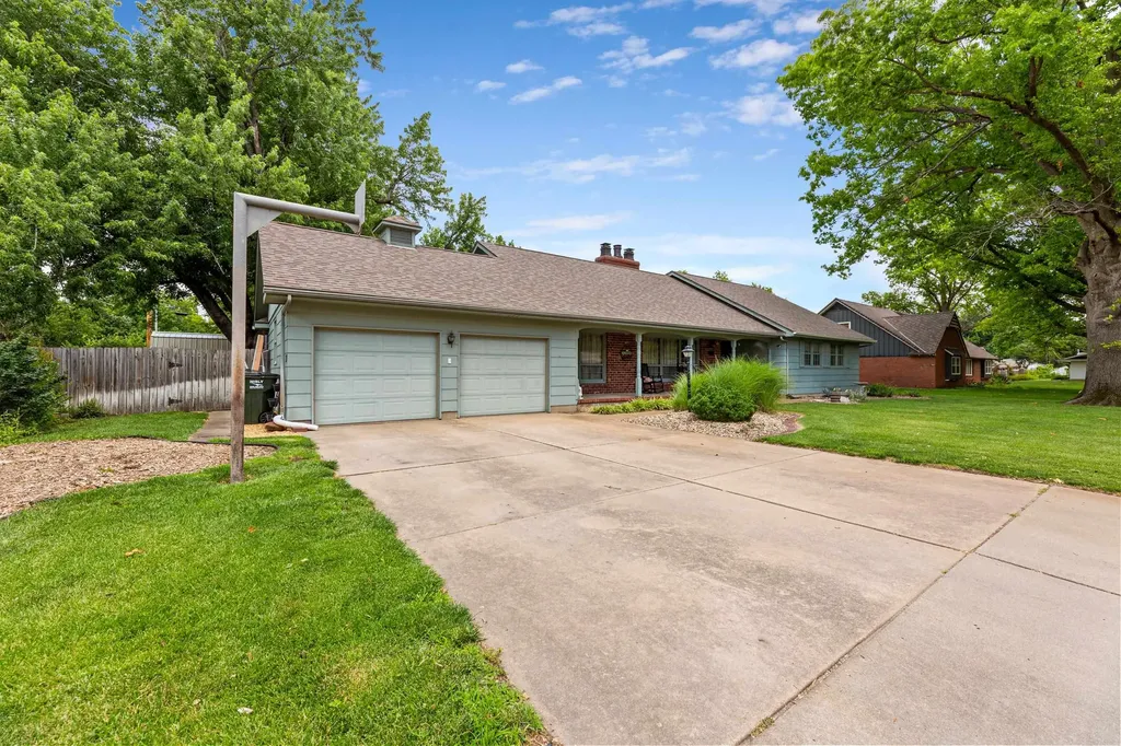 910 W 4th Street Halstead KS 67056-2021