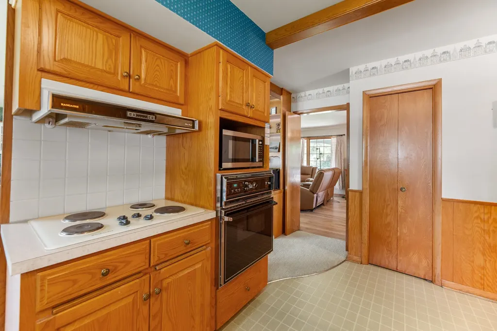 910 W 4th Street Halstead KS 67056-2021