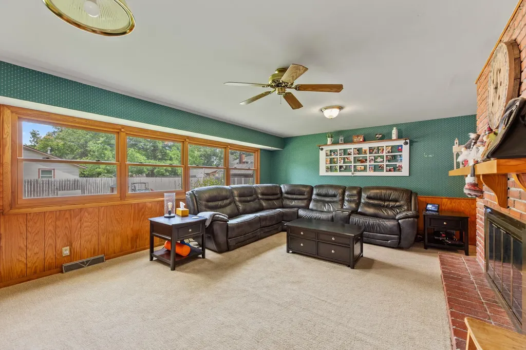 910 W 4th Street Halstead KS 67056-2021