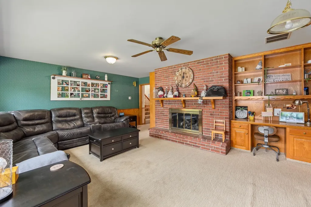 910 W 4th Street Halstead KS 67056-2021