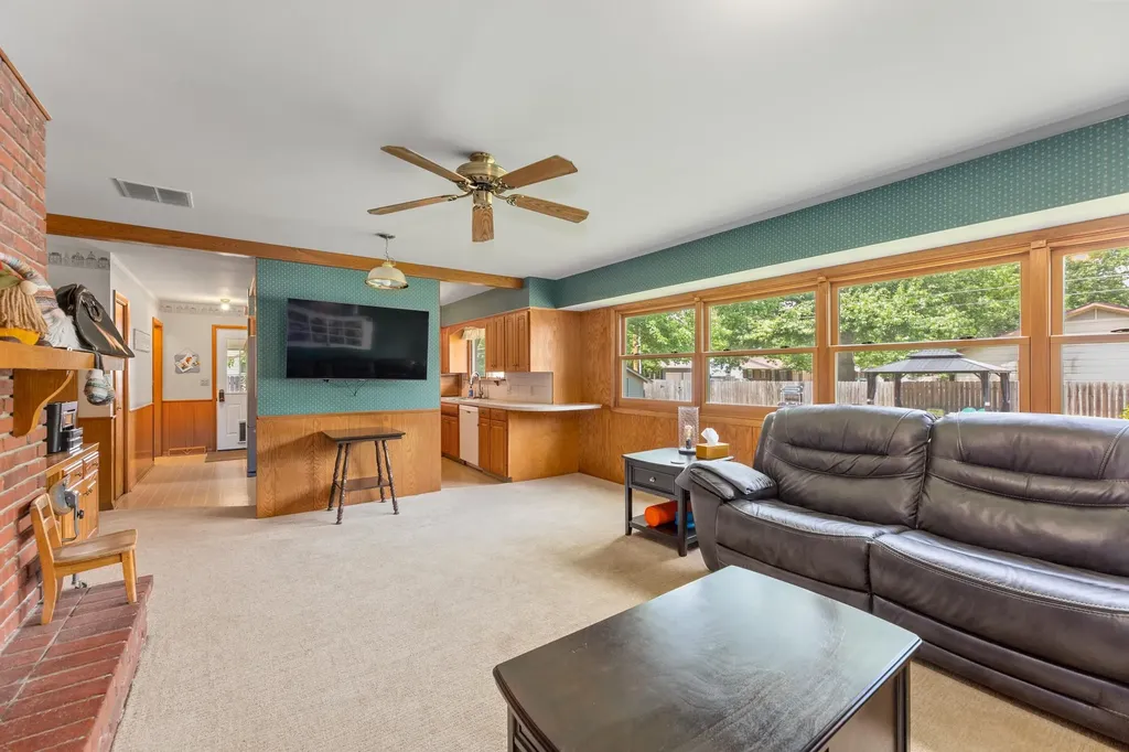 910 W 4th Street Halstead KS 67056-2021