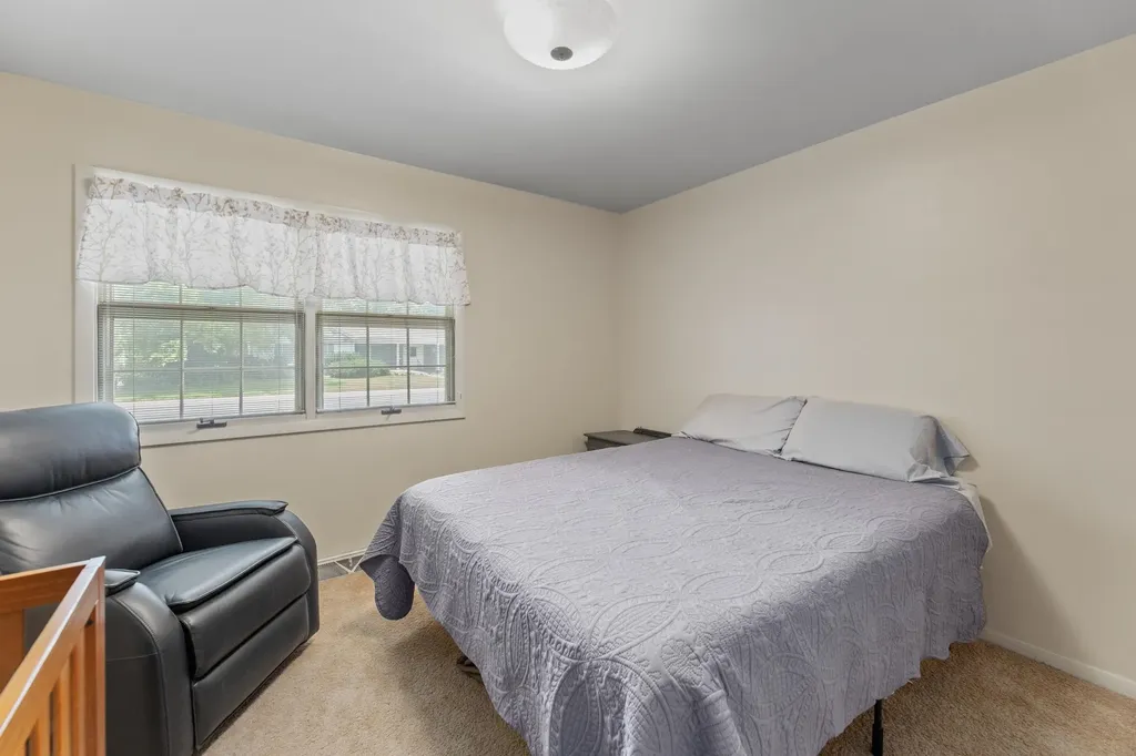 910 W 4th Street Halstead KS 67056-2021