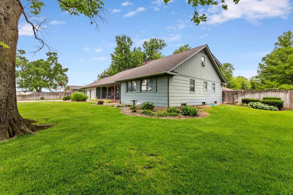 910 W 4th Street Halstead KS 67056-2021