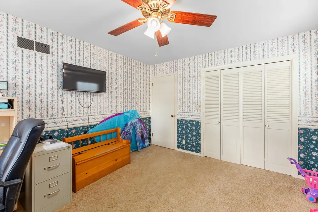 910 W 4th Street Halstead KS 67056-2021