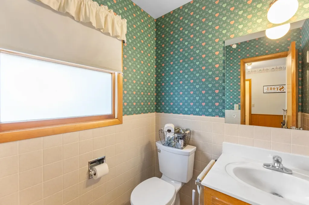 910 W 4th Street Halstead KS 67056-2021