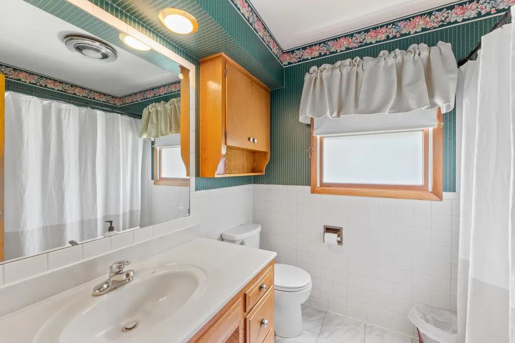 910 W 4th Street Halstead KS 67056-2021