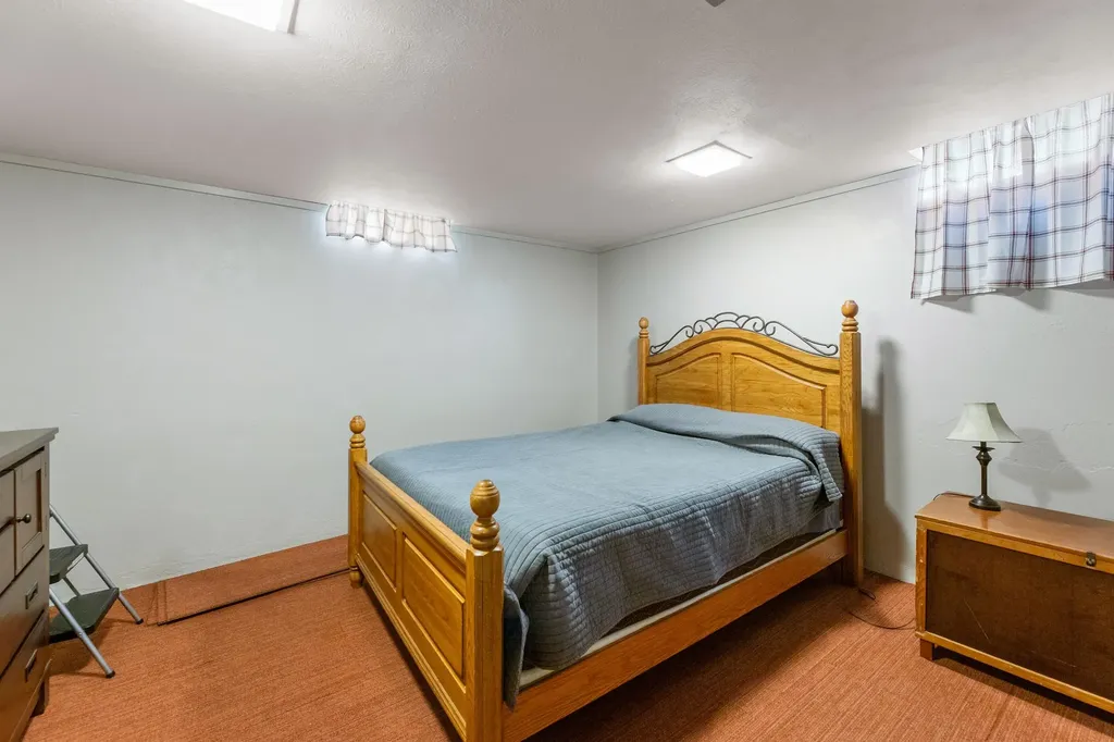 910 W 4th Street Halstead KS 67056-2021