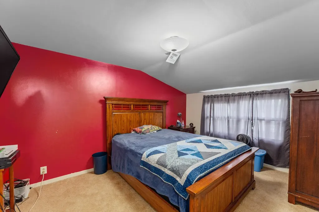 910 W 4th Street Halstead KS 67056-2021