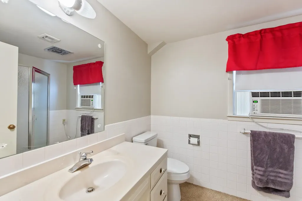 910 W 4th Street Halstead KS 67056-2021