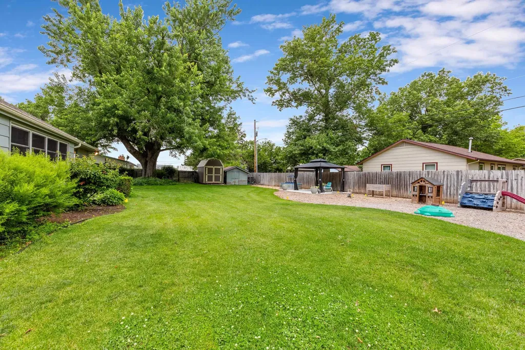 910 W 4th Street Halstead KS 67056-2021