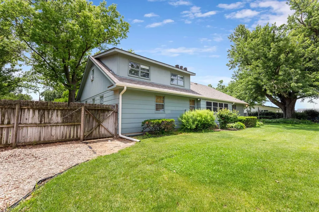 910 W 4th Street Halstead KS 67056-2021