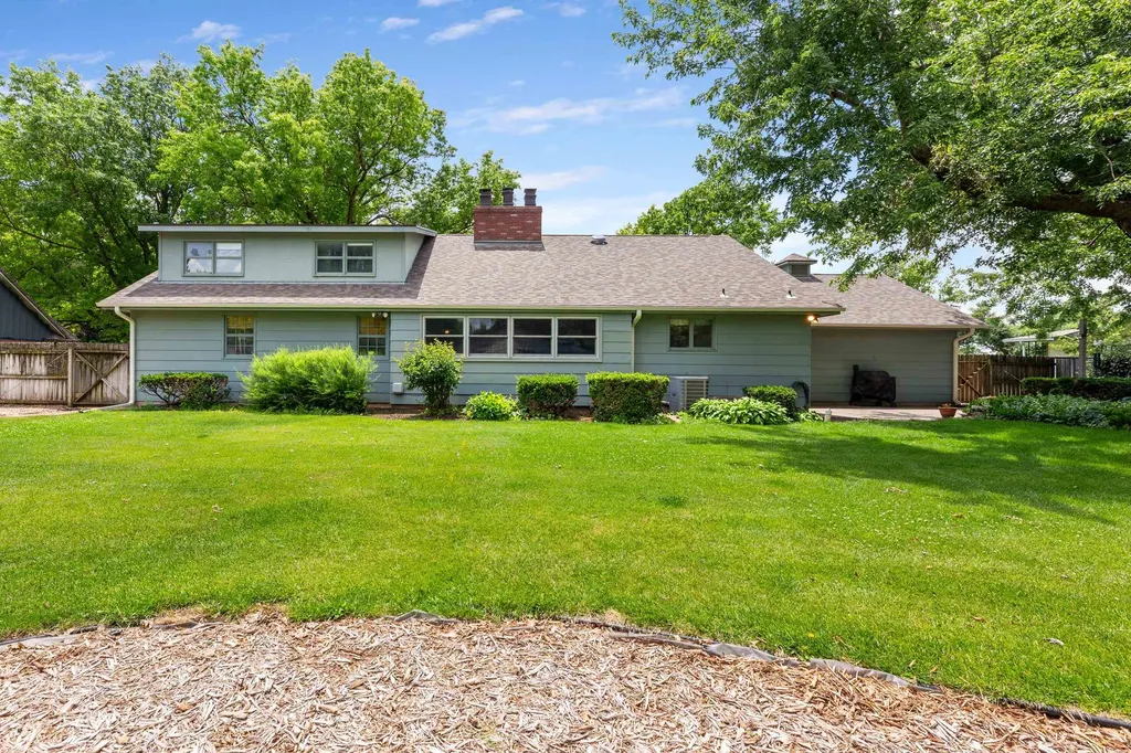 910 W 4th Street Halstead KS 67056-2021