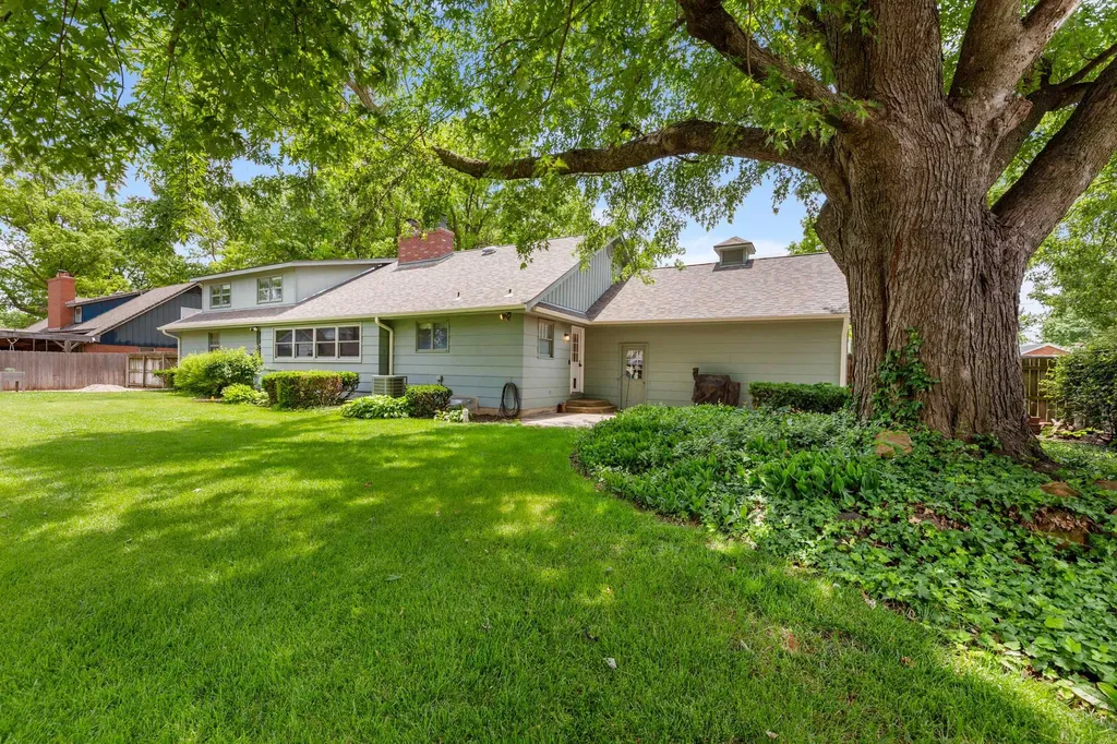 910 W 4th Street Halstead KS 67056-2021