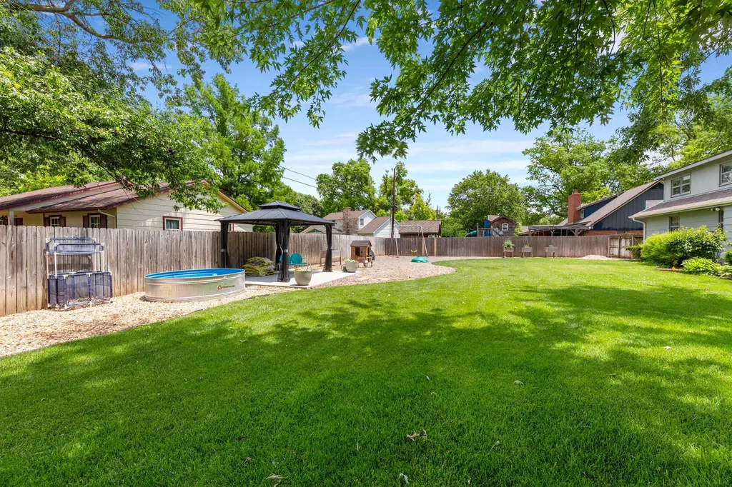 910 W 4th Street Halstead KS 67056-2021