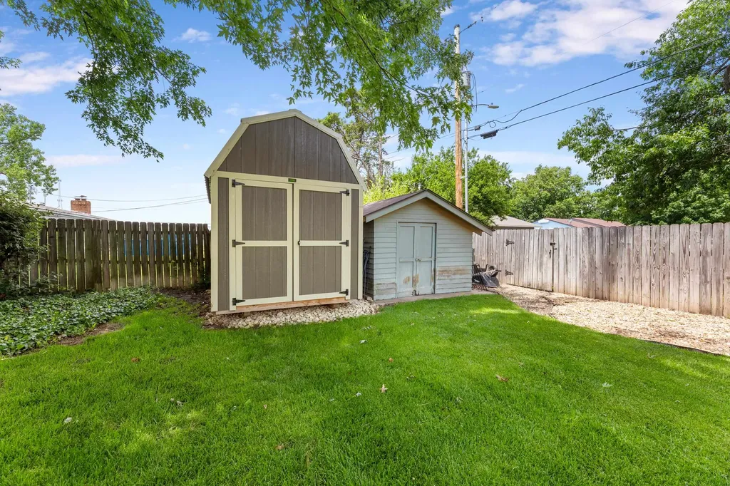 910 W 4th Street Halstead KS 67056-2021