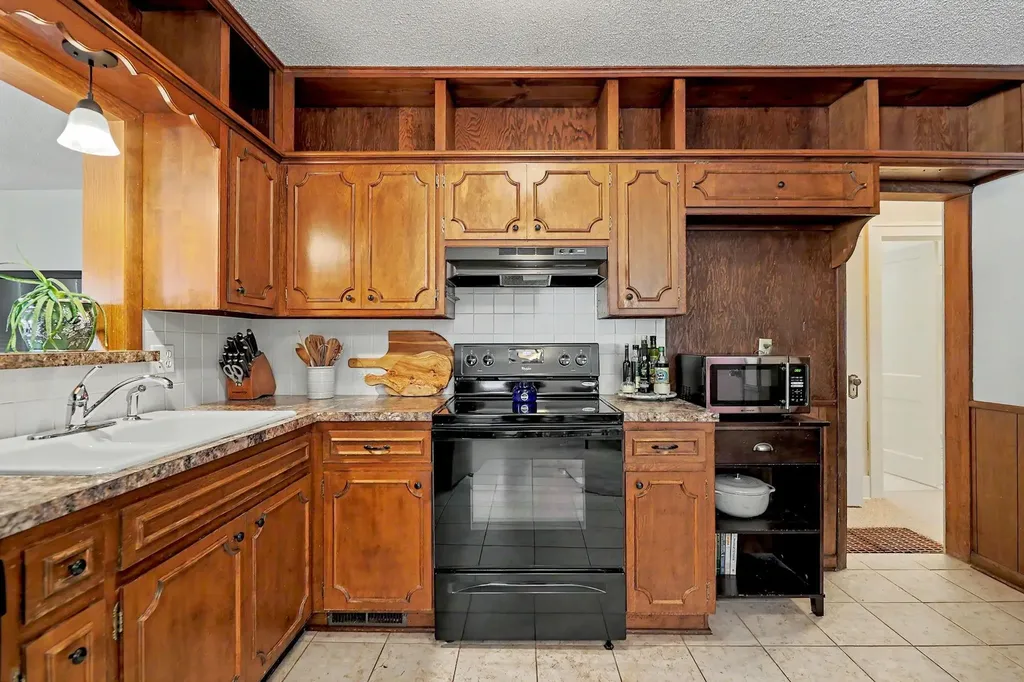 915 N Perry Avenue Wichita KS 67203