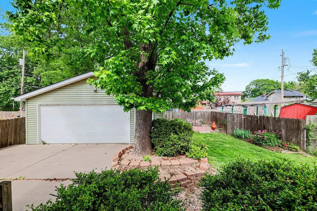915 N Perry Avenue Wichita KS 67203