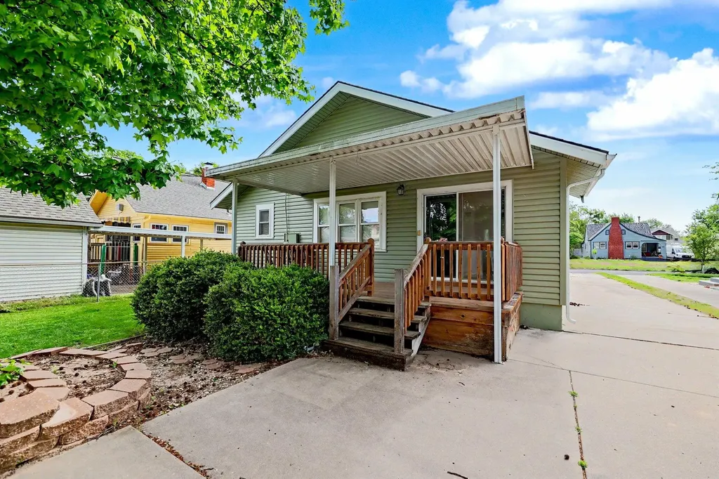 915 N Perry Avenue Wichita KS 67203