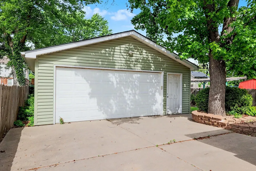 915 N Perry Avenue Wichita KS 67203