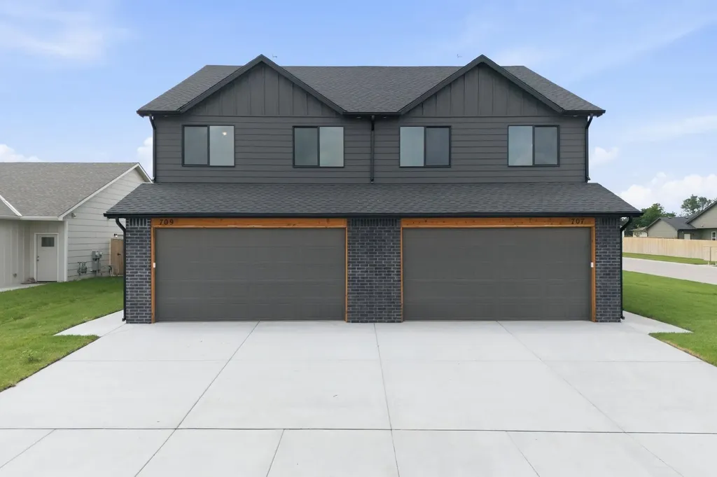 707 E Briarbrook Lane Park City KS 67147-1122