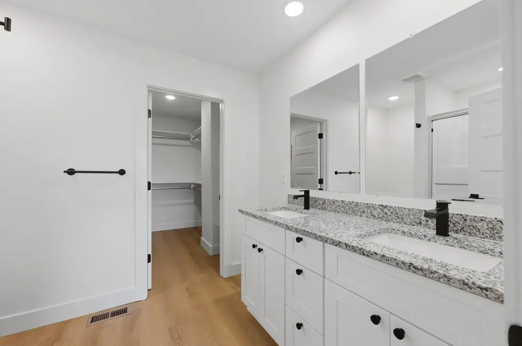 707 E Briarbrook Lane Park City KS 67147-1122