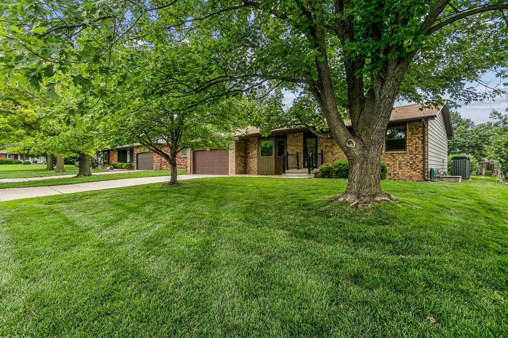 8621 E Chalet Court Wichita KS 67207