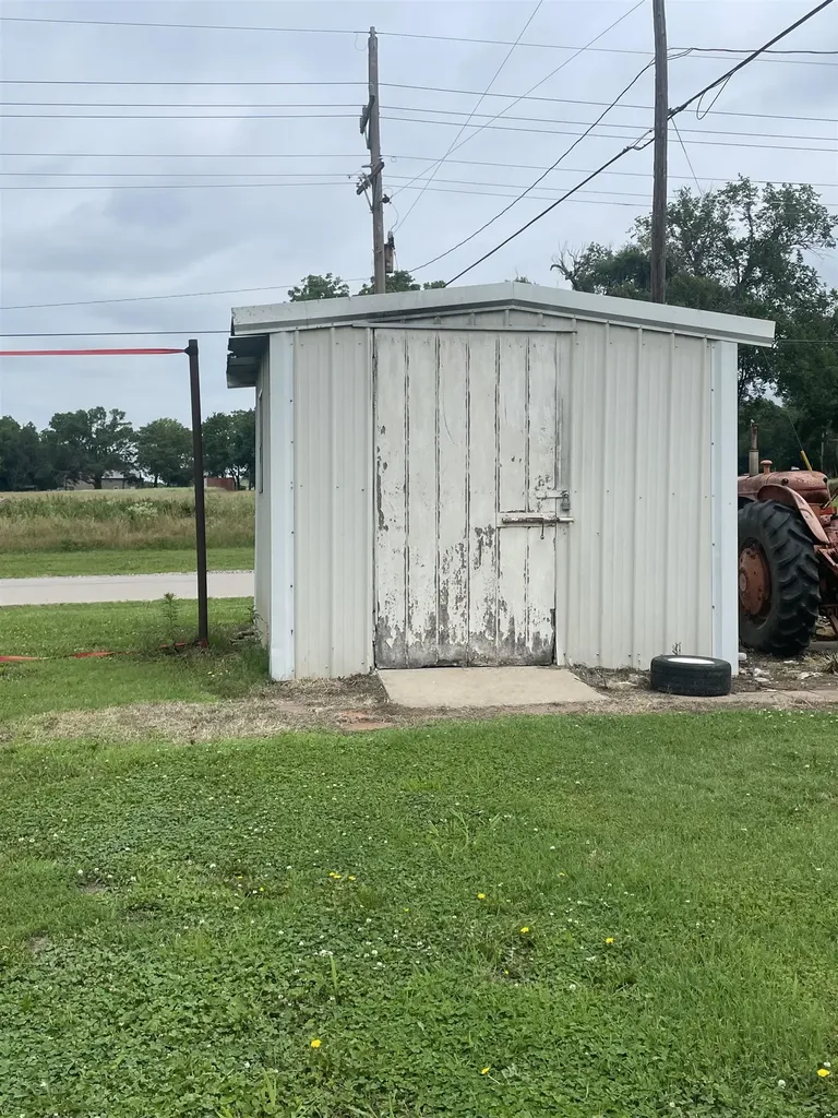 1236 N Walnut Street Eureka KS 67045