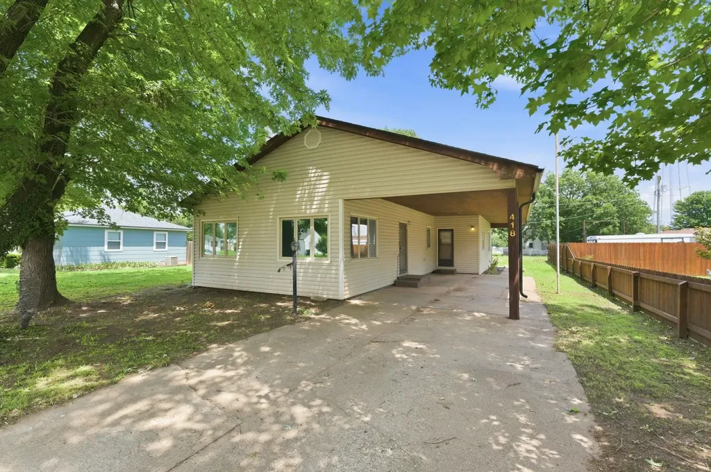 418 S Briarwood Norwich KS 67118