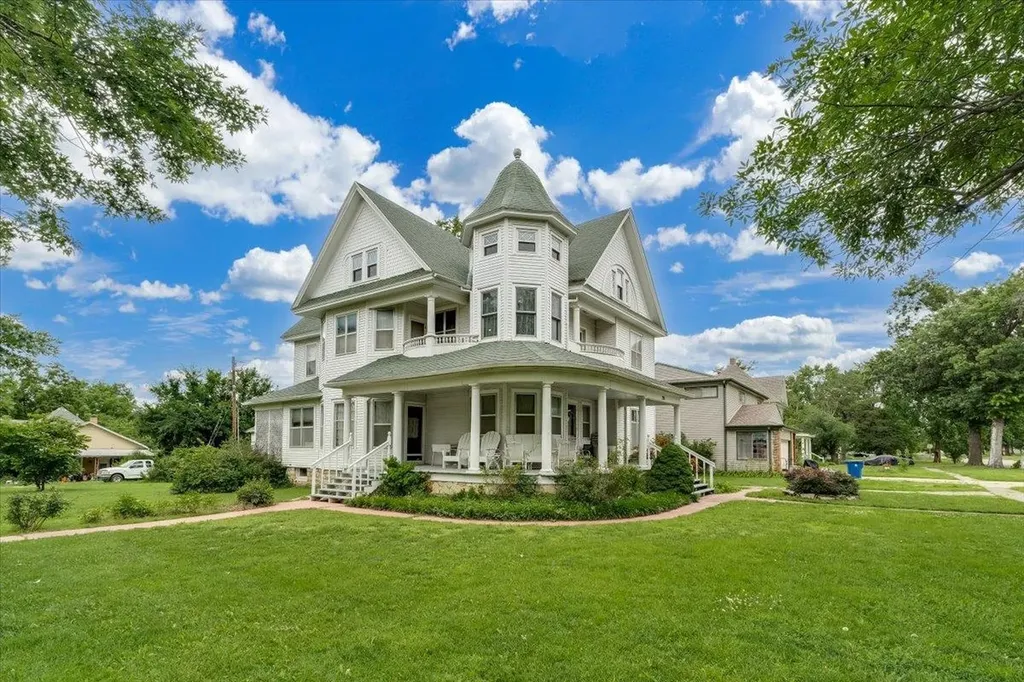 205 N Mulberry Eureka KS 67045