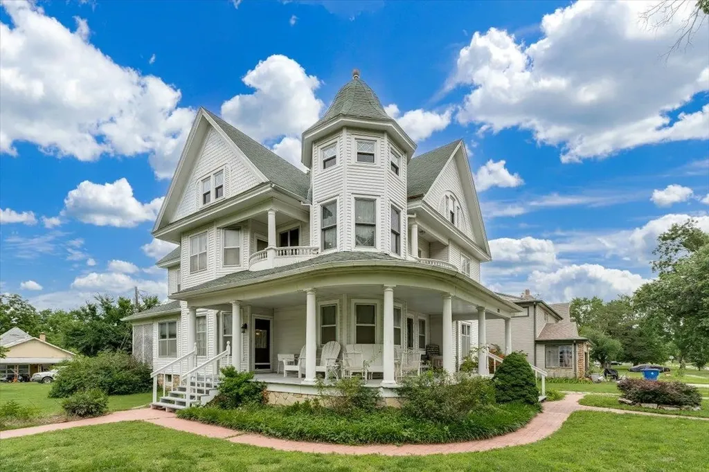 205 N Mulberry Eureka KS 67045