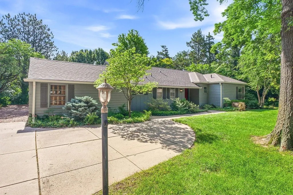 64 S Stratford Road Eastborough KS 67207-1019