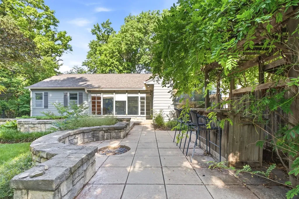 64 S Stratford Road Eastborough KS 67207-1019