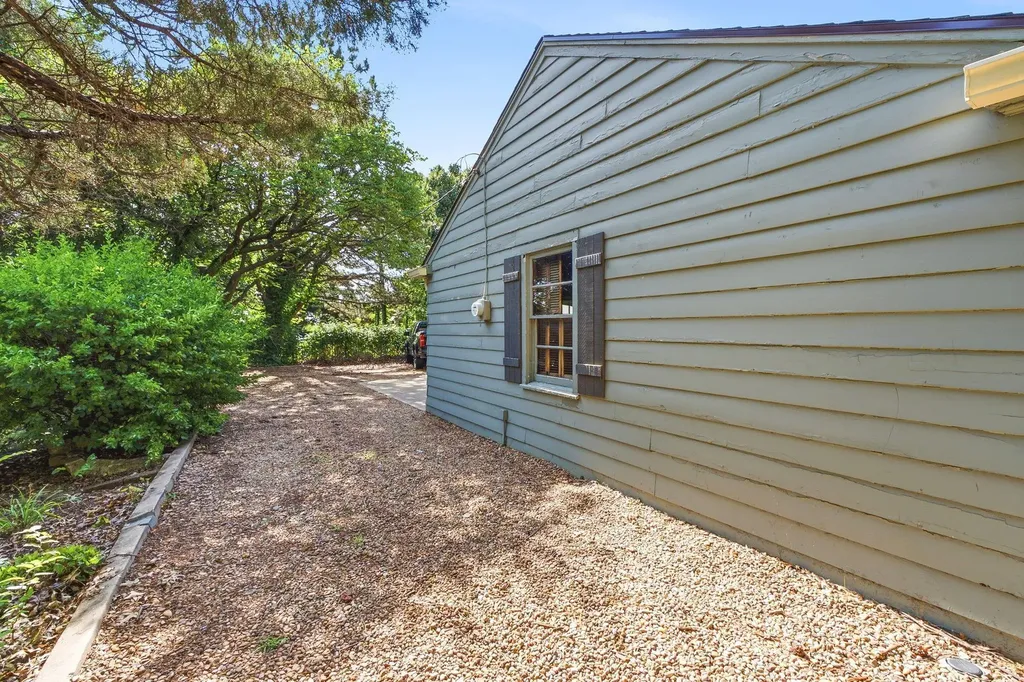 64 S Stratford Road Eastborough KS 67207-1019