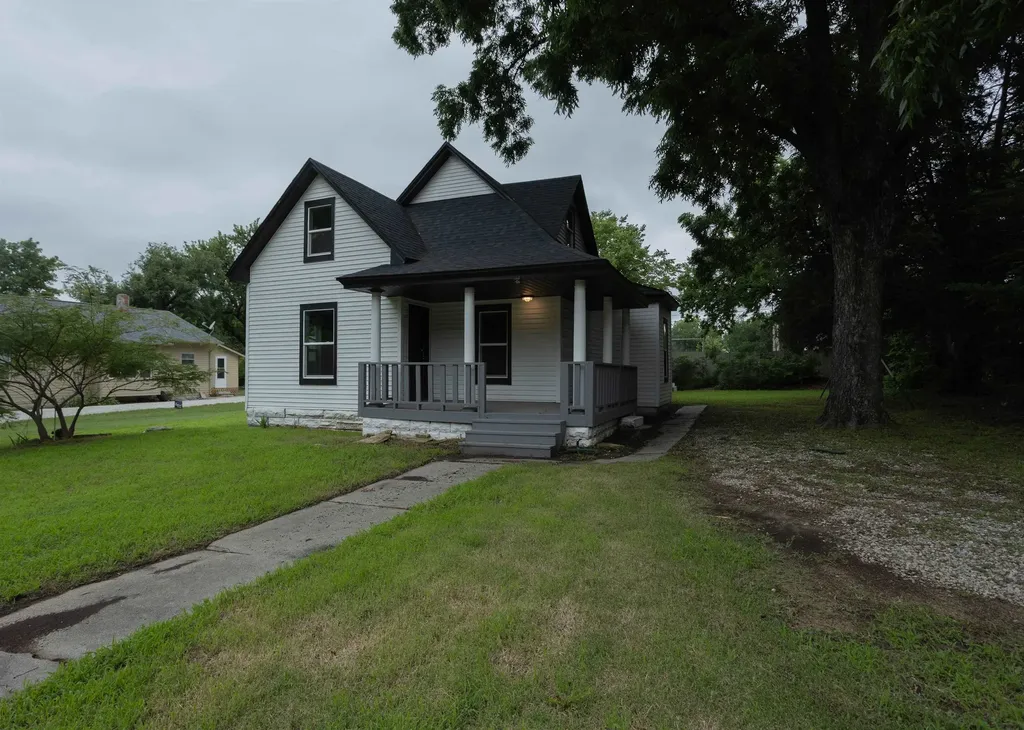 1424 E 1st Street Winfield KS 67156