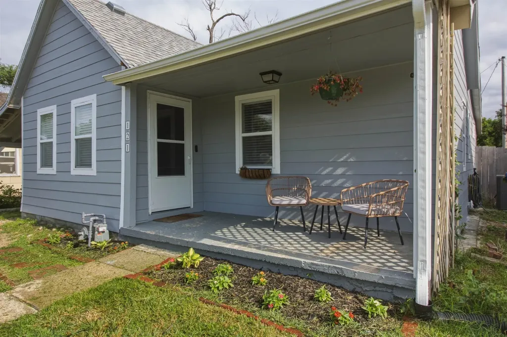 121 SE 5th Newton KS 67114
