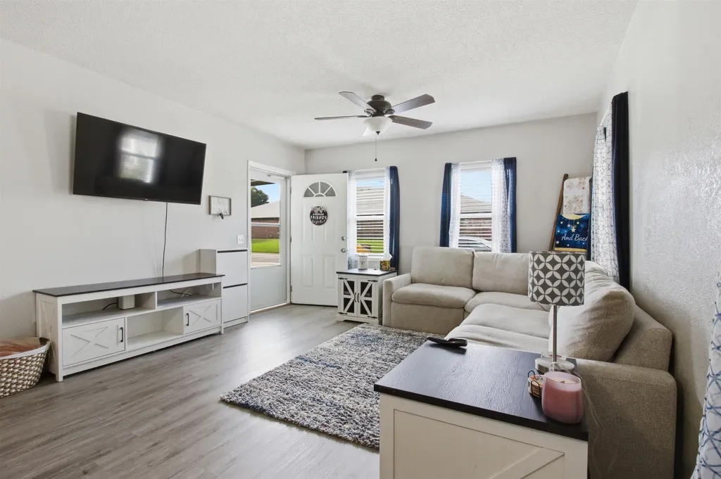 121 SE 5th Newton KS 67114