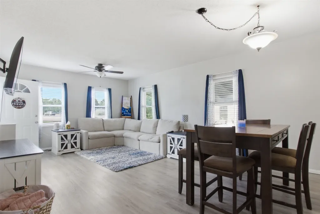 121 SE 5th Newton KS 67114