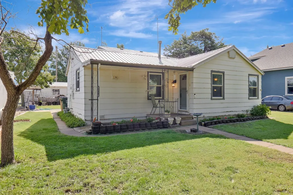 124 S Collingwood Pretty Prairie KS 67570