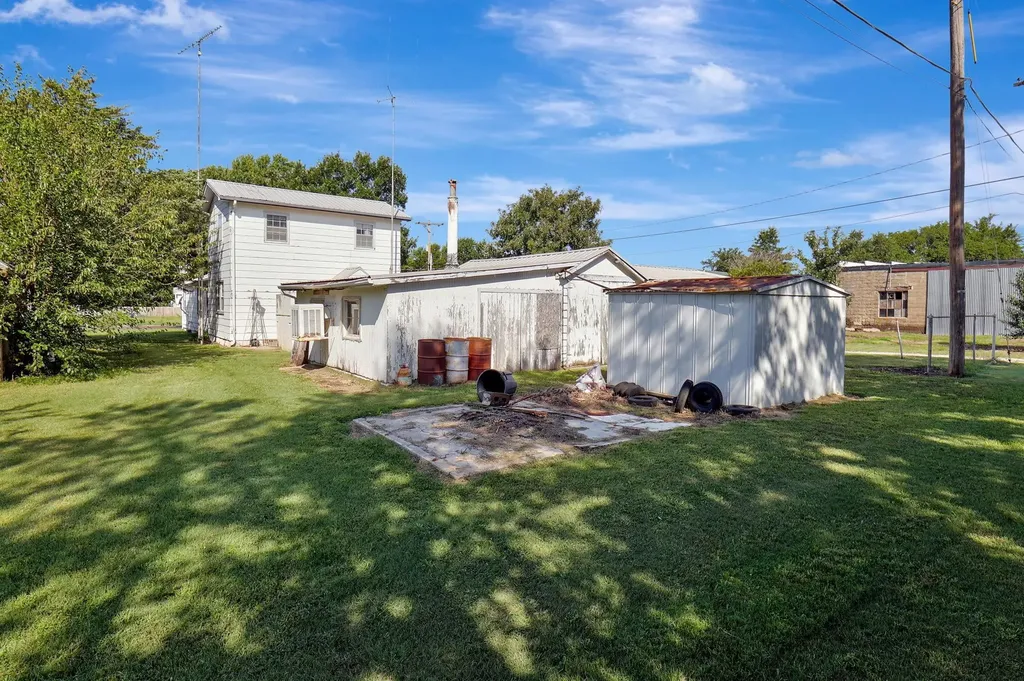 124 S Collingwood Pretty Prairie KS 67570