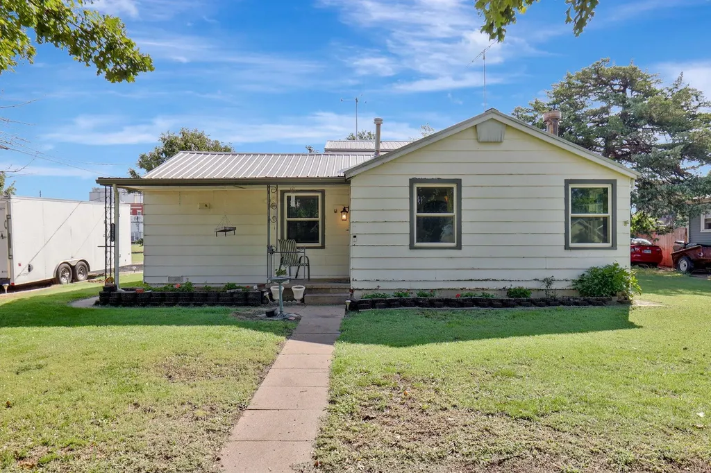 124 S Collingwood Pretty Prairie KS 67570