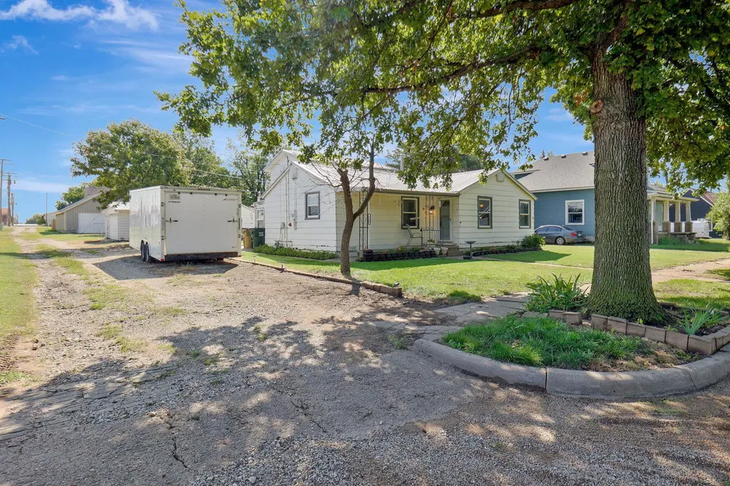 124 S Collingwood Pretty Prairie KS 67570
