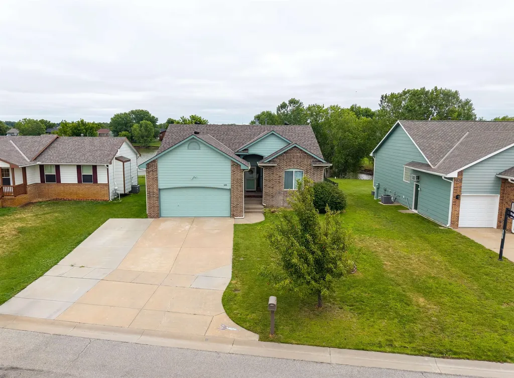 620 S Stoneridge Valley Center KS 67417