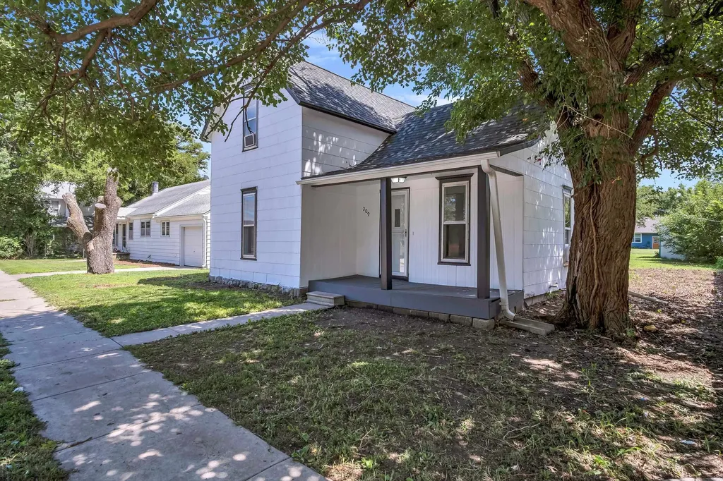 209 E Amos Hesston KS 67062