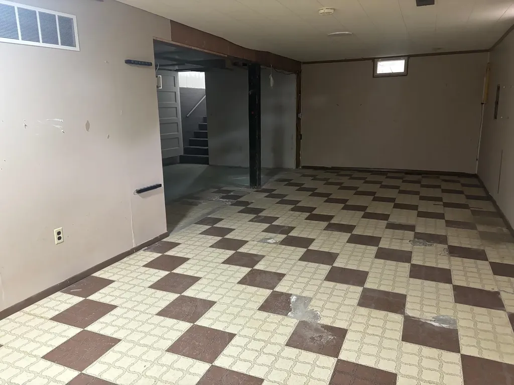 120 E 9th Halstead KS 67056