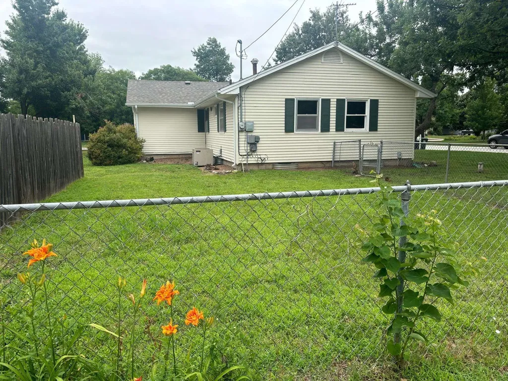 120 E 9th Halstead KS 67056