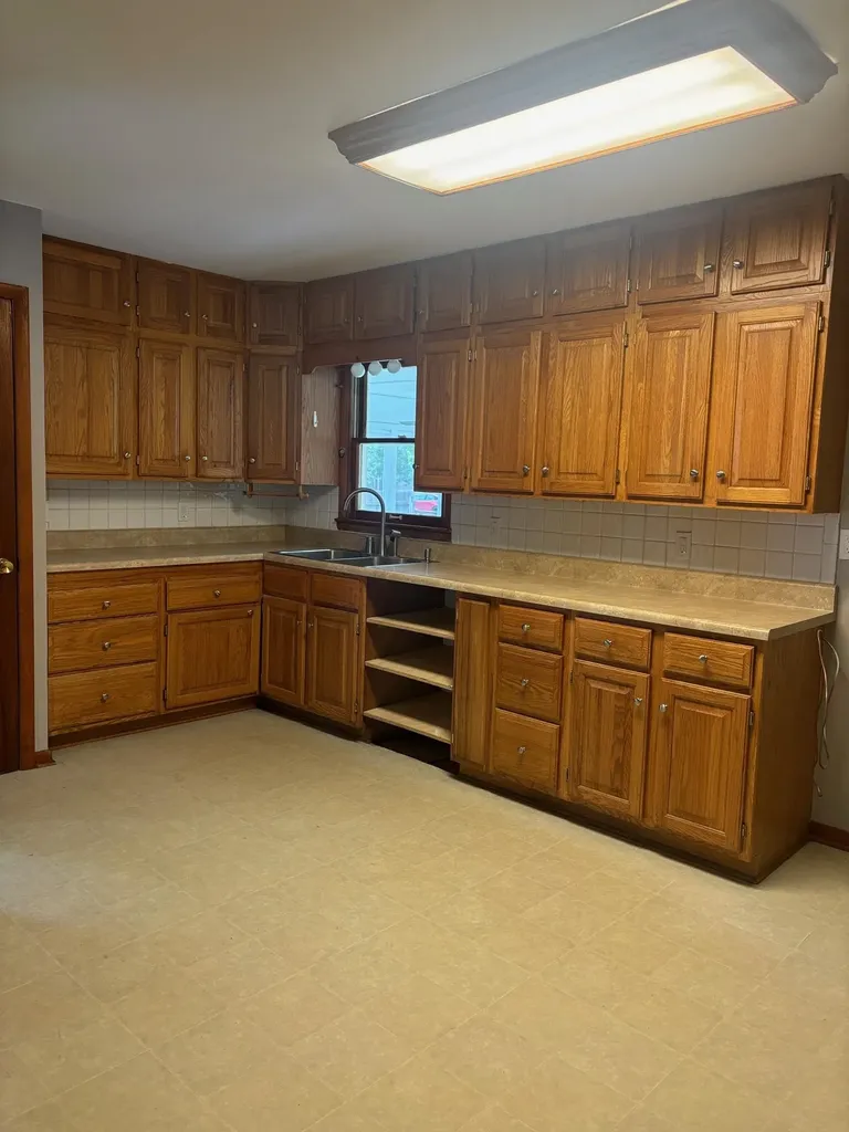 120 E 9th Halstead KS 67056