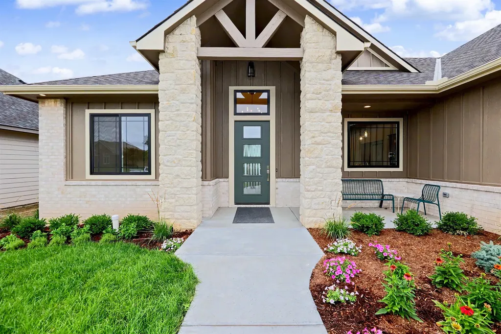 1834 W Harborlight Wichita KS 67204