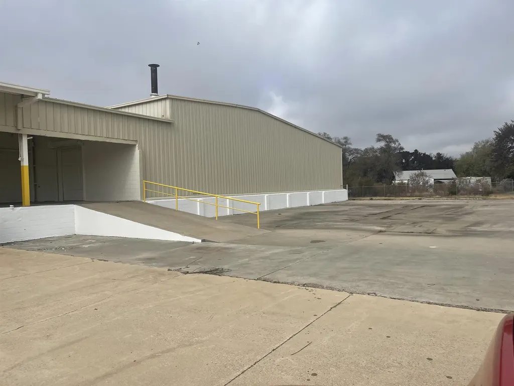 201 S Cedar Valley Center KS 67147